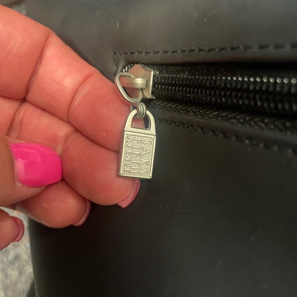 Saks Fifth Avenue Stylish Black Tote Bag - Picture 5 of 8